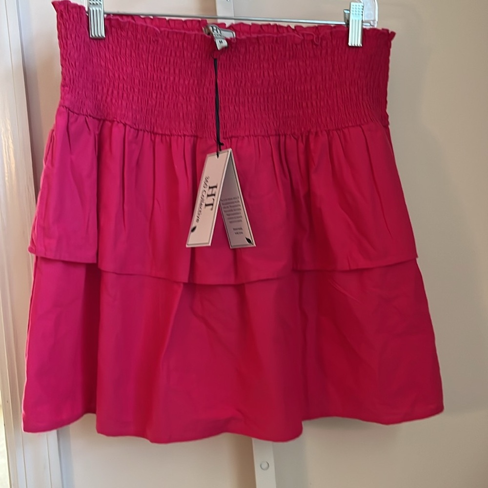 HT 360 COLLECTIVE RUFFLED TIERED MINI SKIRT. SIZE M. NWT. FUCHSIA